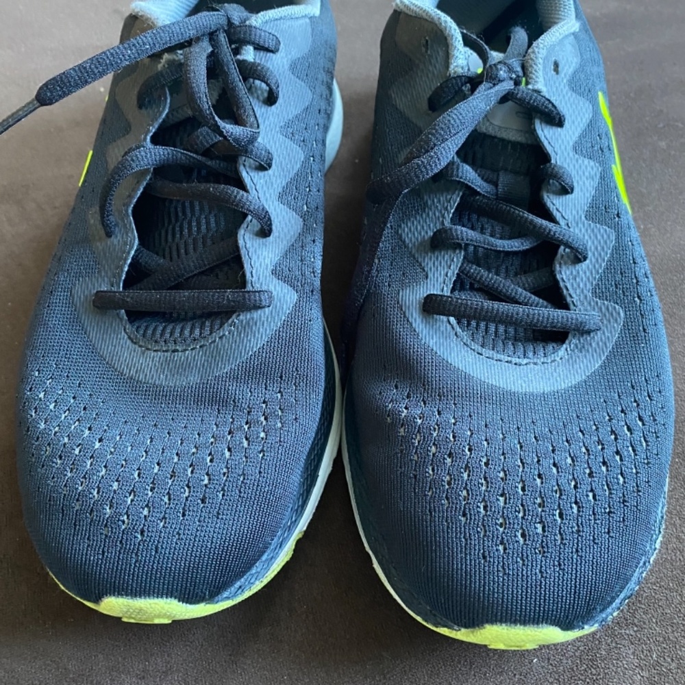 Under Armor Shoes   7.5 - Picture 3 of 6